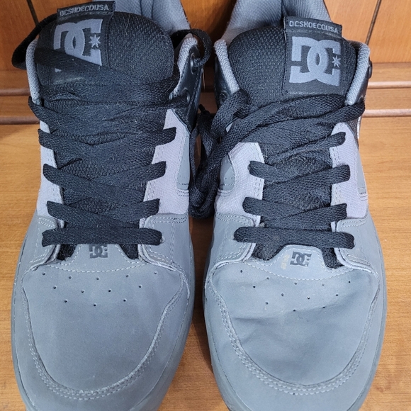 DC Shoes  Men's Size 11 Leather Low Top Classic Skateboarding Sneakers - Picture 4 of 6